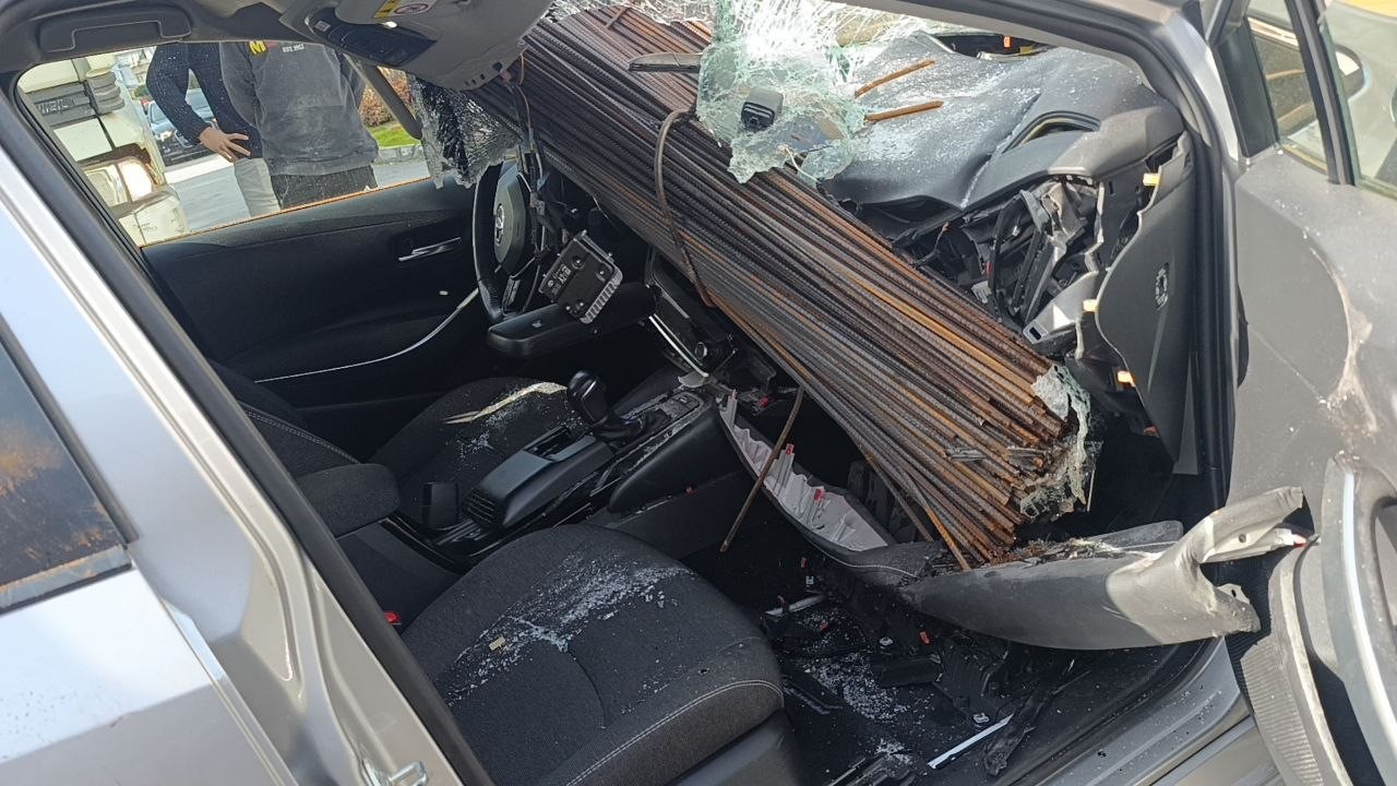 Kamyonun üzerindeki inşaat demirleri seyir halindeki otomobile ’ok’ gibi saplandı
