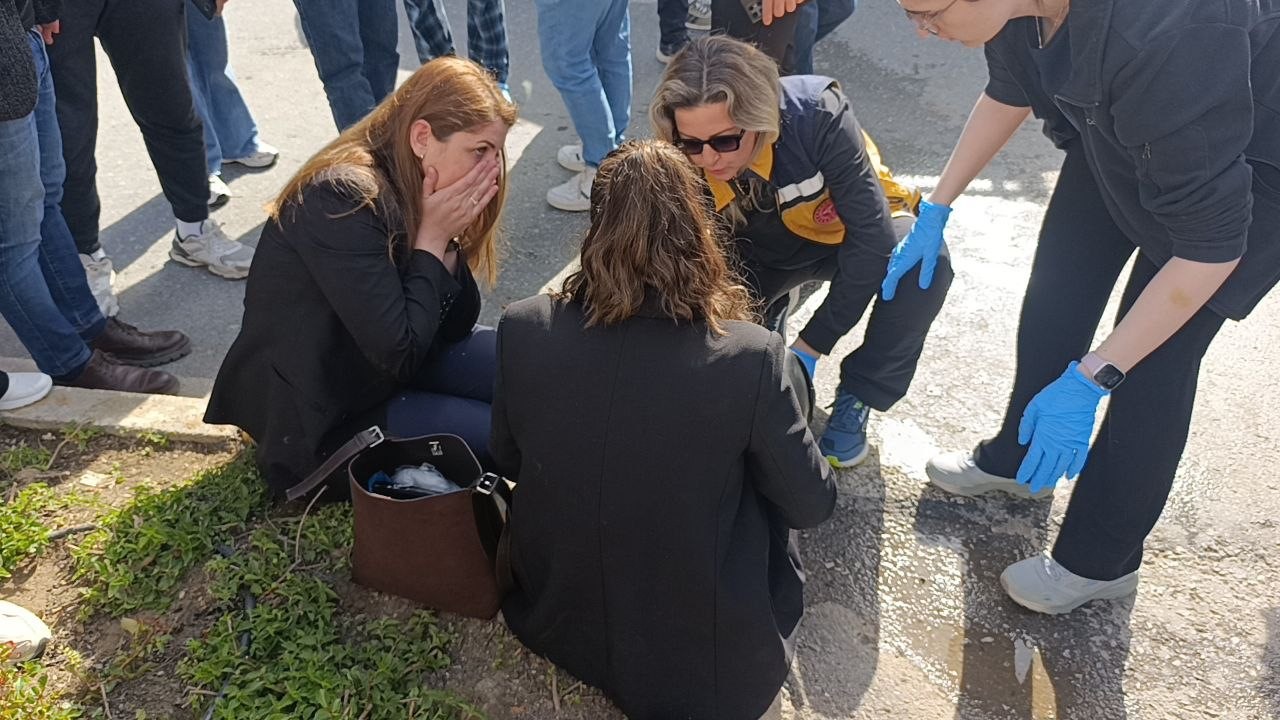 Kamyonun üzerindeki inşaat demirleri seyir halindeki otomobile ’ok’ gibi saplandı
