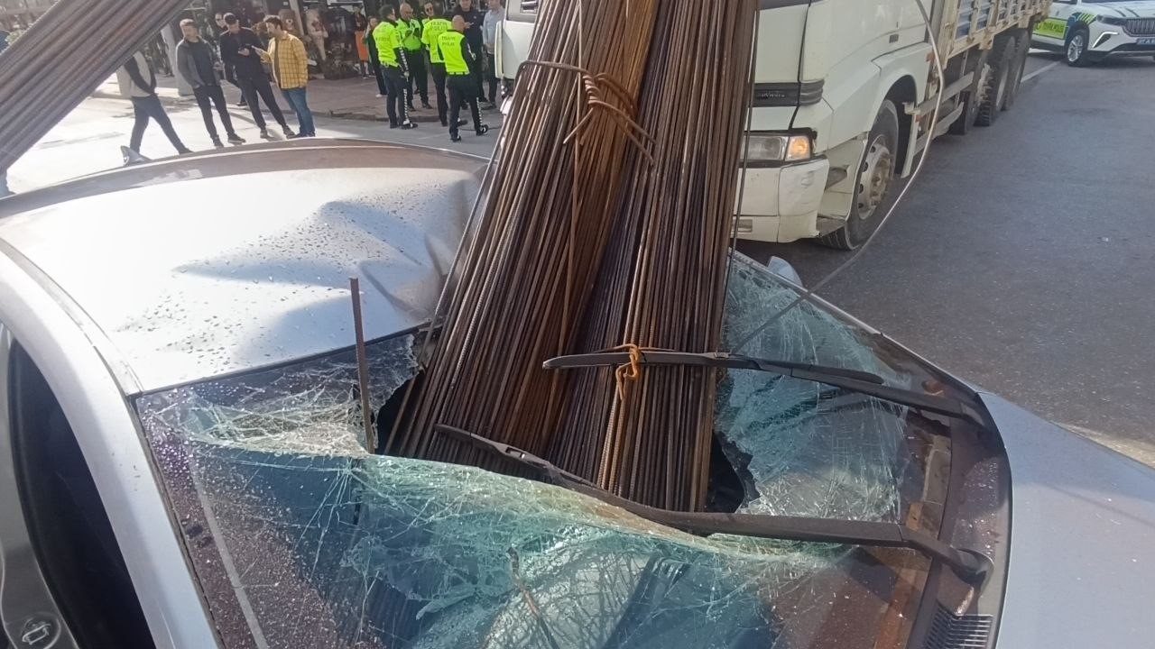 Kamyonun üzerindeki inşaat demirleri seyir halindeki otomobile ’ok’ gibi saplandı
