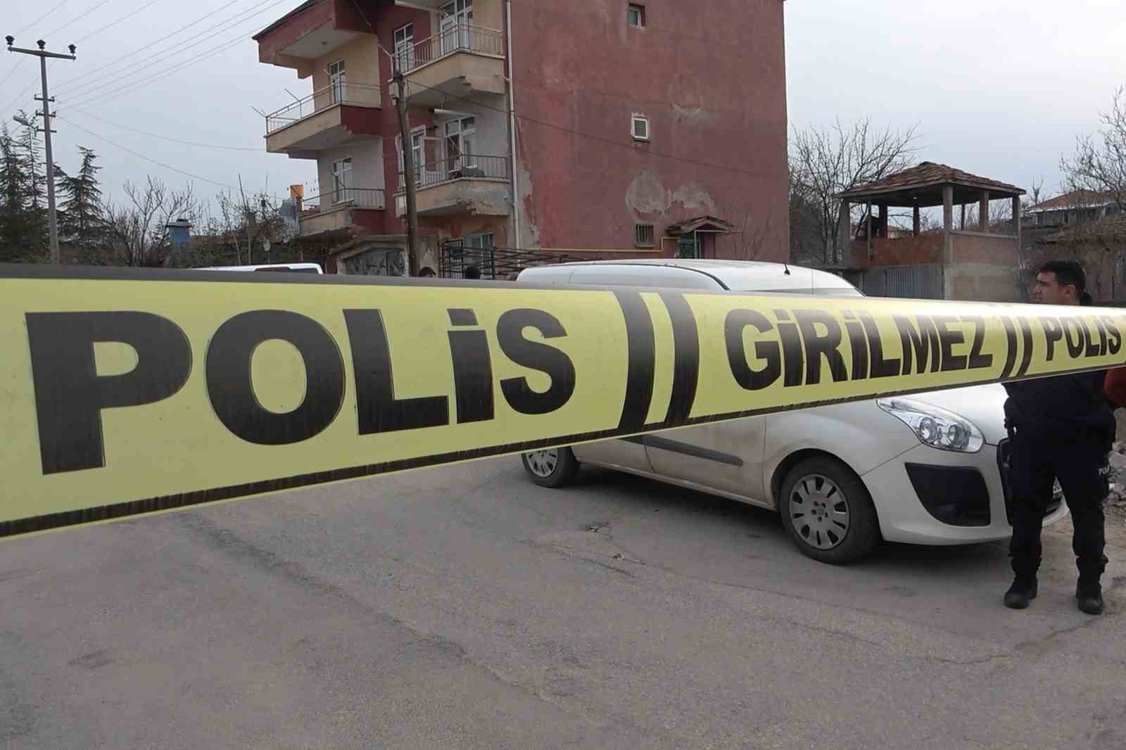 Kan donduran cinayet: İki kardeş bir oldu, babalarını bıçak ve baltayla öldürdü
