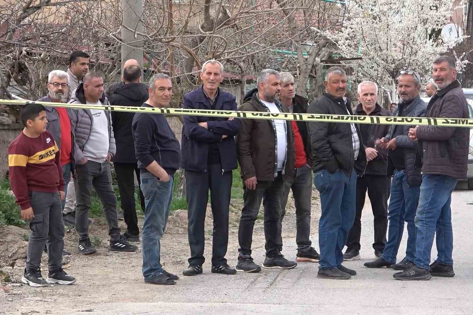 Kan donduran cinayet: İki kardeş bir oldu, babalarını bıçak ve baltayla öldürdü
