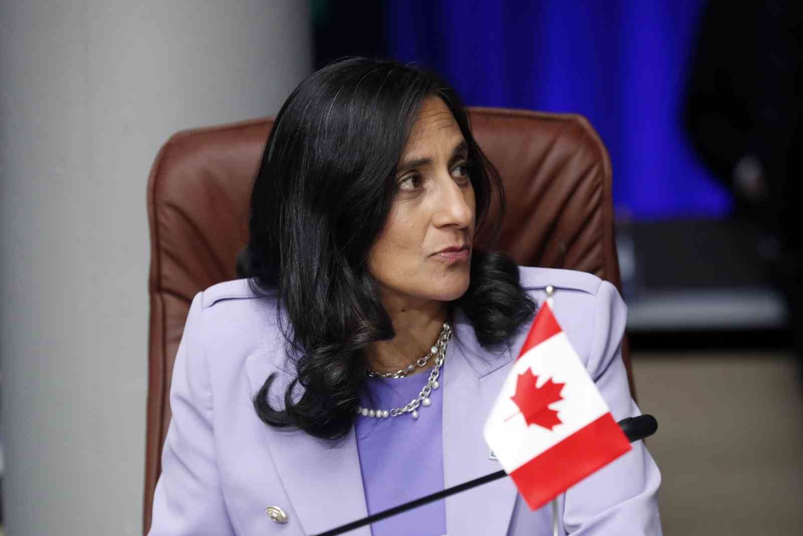 Kanada Dışişleri Bakanı Anand: "Rejim değişikliği olmadan İran ile diplomatik ilişkileri yeniden kurmayacağız"
Kanada Dışişleri Bakanı Anand: "Rejim değişikliği olmadan İran ile diplomatik ilişkileri yeniden kurmayacağız"