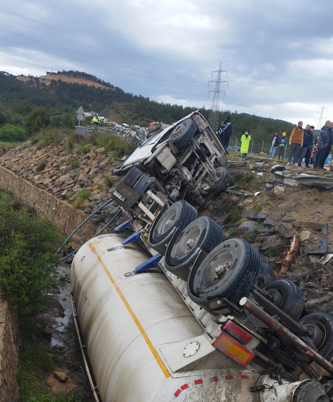 Kanala düşen tankerde can pazarı
