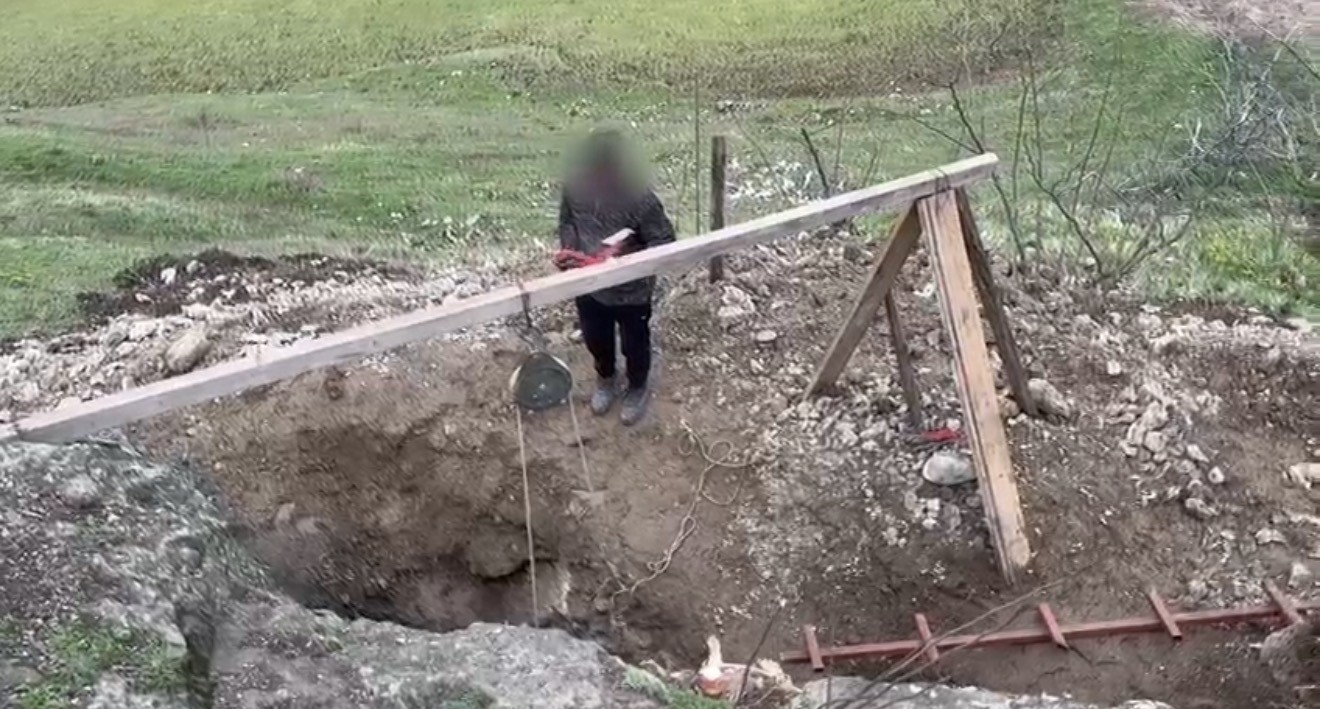 Kanalizasyon bahanesiyle 6 metrelik define çukuru kazarken yakalandılar
Kanalizasyon bahanesiyle 6 metrelik define çukuru kazarken yakalandılar