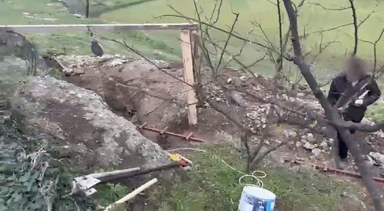 Kanalizasyon bahanesiyle 6 metrelik define çukuru kazarken yakalandılar
Kanalizasyon bahanesiyle 6 metrelik define çukuru kazarken yakalandılar