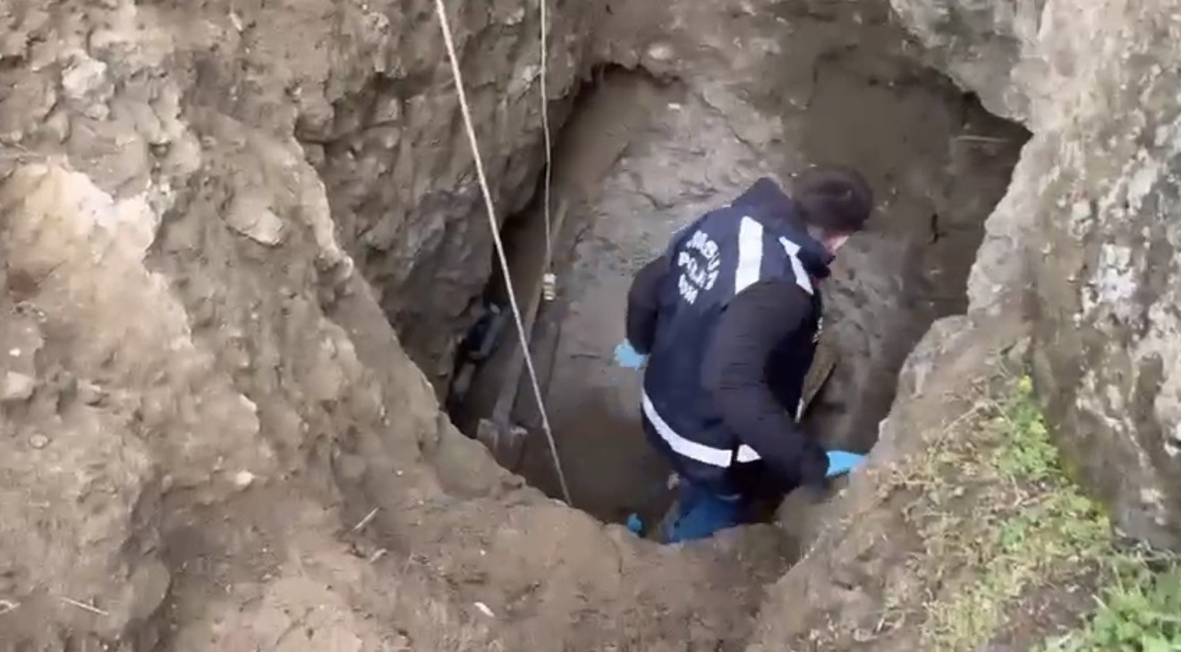 Kanalizasyon bahanesiyle 6 metrelik define çukuru kazarken yakalandılar
Kanalizasyon bahanesiyle 6 metrelik define çukuru kazarken yakalandılar