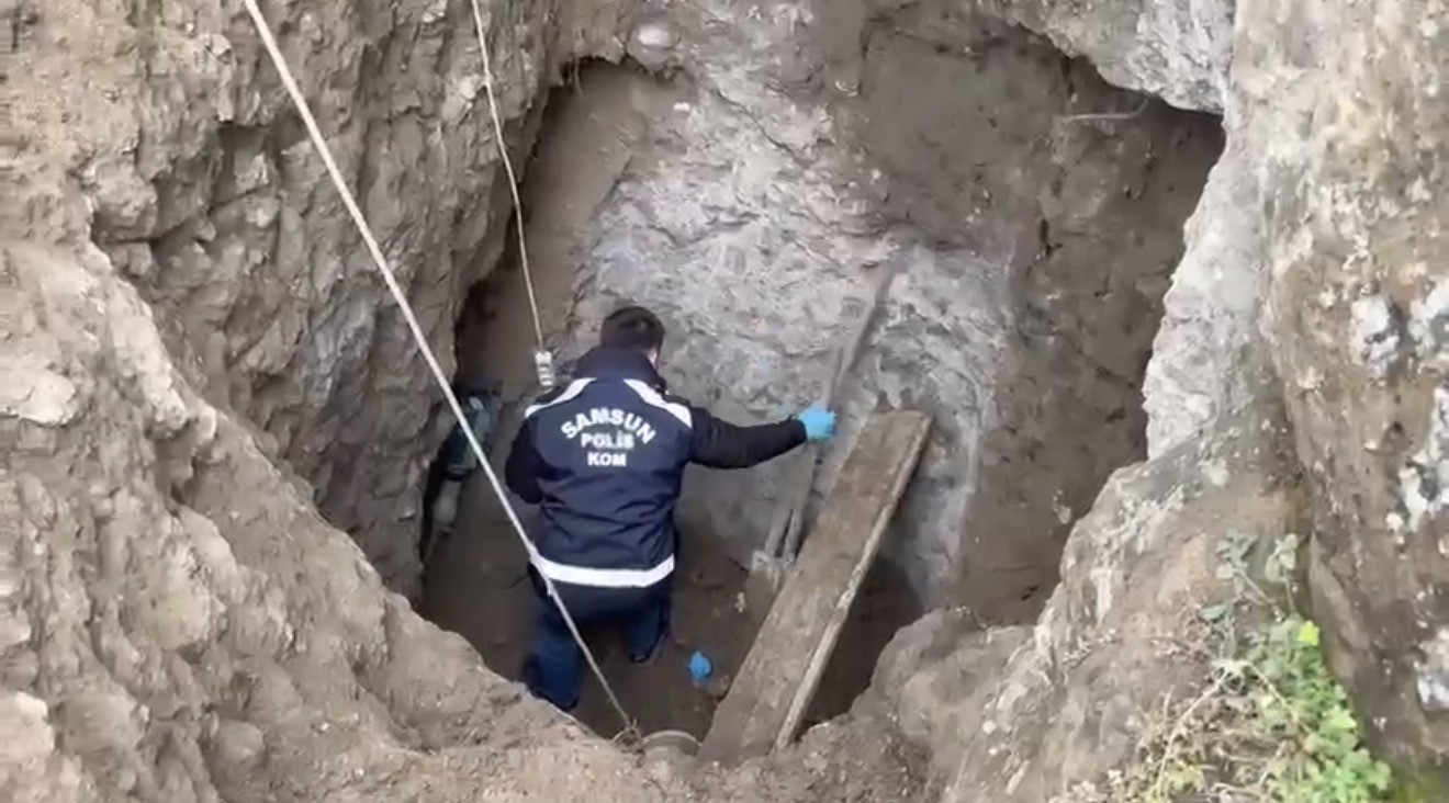 Kanalizasyon bahanesiyle 6 metrelik define çukuru kazarken yakalandılar
Kanalizasyon bahanesiyle 6 metrelik define çukuru kazarken yakalandılar