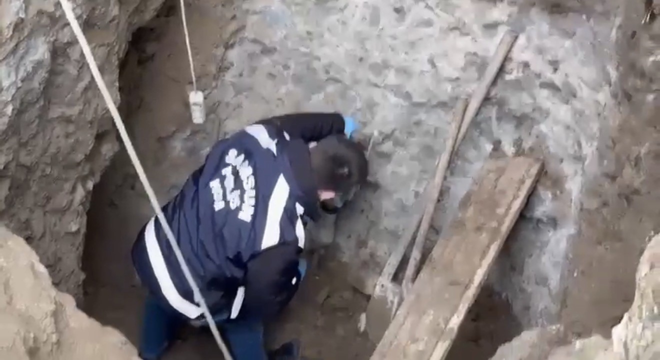 Kanalizasyon bahanesiyle 6 metrelik define çukuru kazarken yakalandılar
Kanalizasyon bahanesiyle 6 metrelik define çukuru kazarken yakalandılar