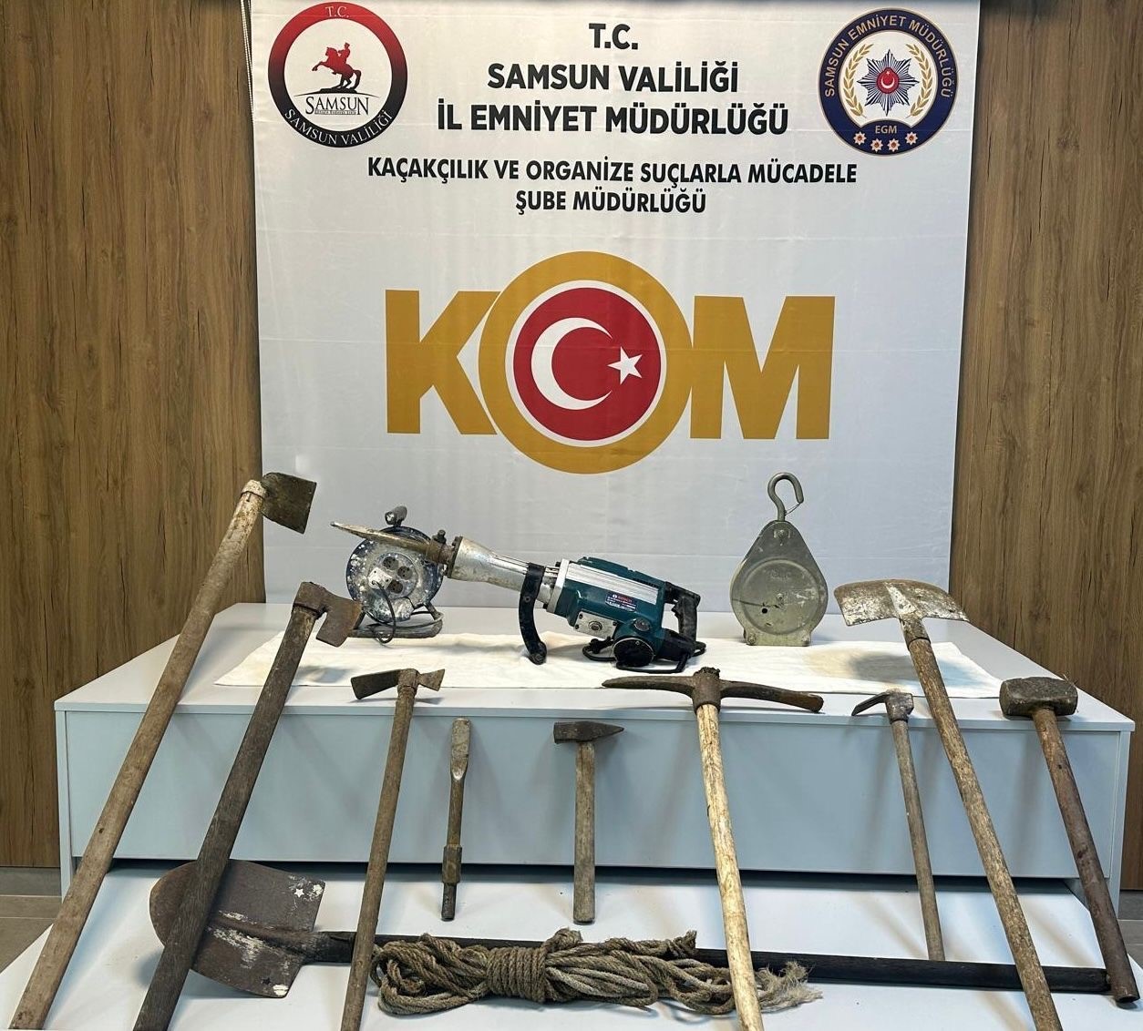 Kanalizasyon bahanesiyle 6 metrelik define çukuru kazarken yakalandılar
Kanalizasyon bahanesiyle 6 metrelik define çukuru kazarken yakalandılar