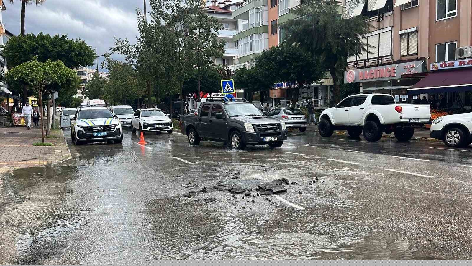 Kanalizasyon borusu patladı, sürücüler zor anlar yaşadı
