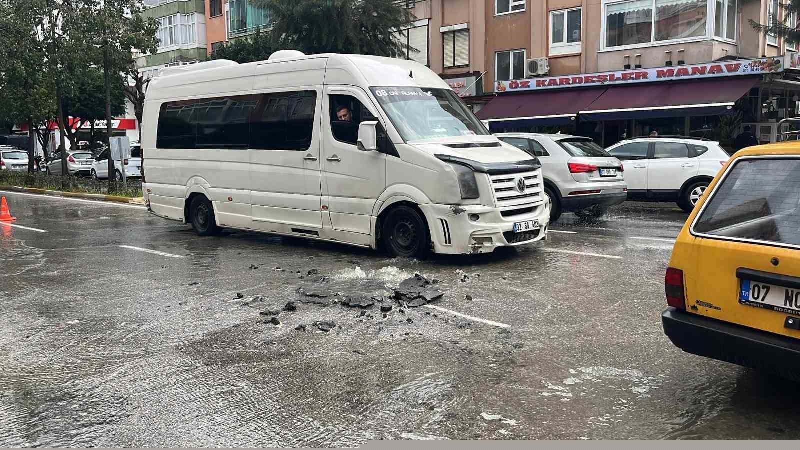 Kanalizasyon borusu patladı, sürücüler zor anlar yaşadı

