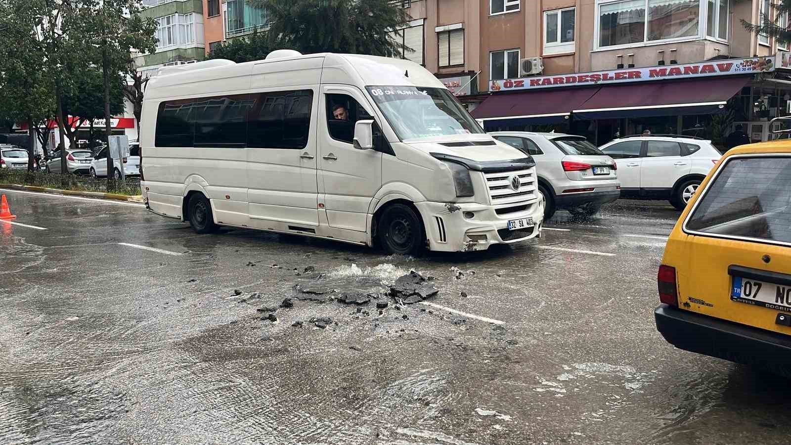 Kanalizasyon borusu patladı, sürücüler zor anlar yaşadı
