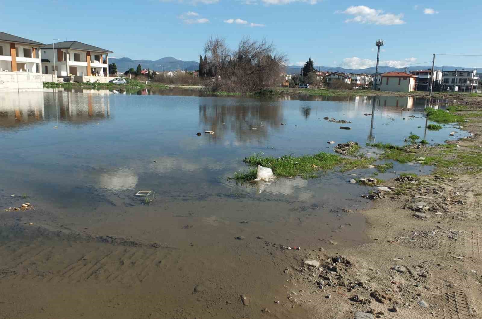 Kanalizasyon şebekesi çöktü inşaatlar su içinde kaldı
Kanalizasyon şebekesi çöktü inşaatlar su içinde kaldı
