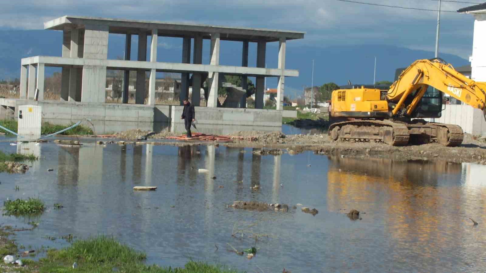 Kanalizasyon şebekesi çöktü inşaatlar su içinde kaldı
Kanalizasyon şebekesi çöktü inşaatlar su içinde kaldı