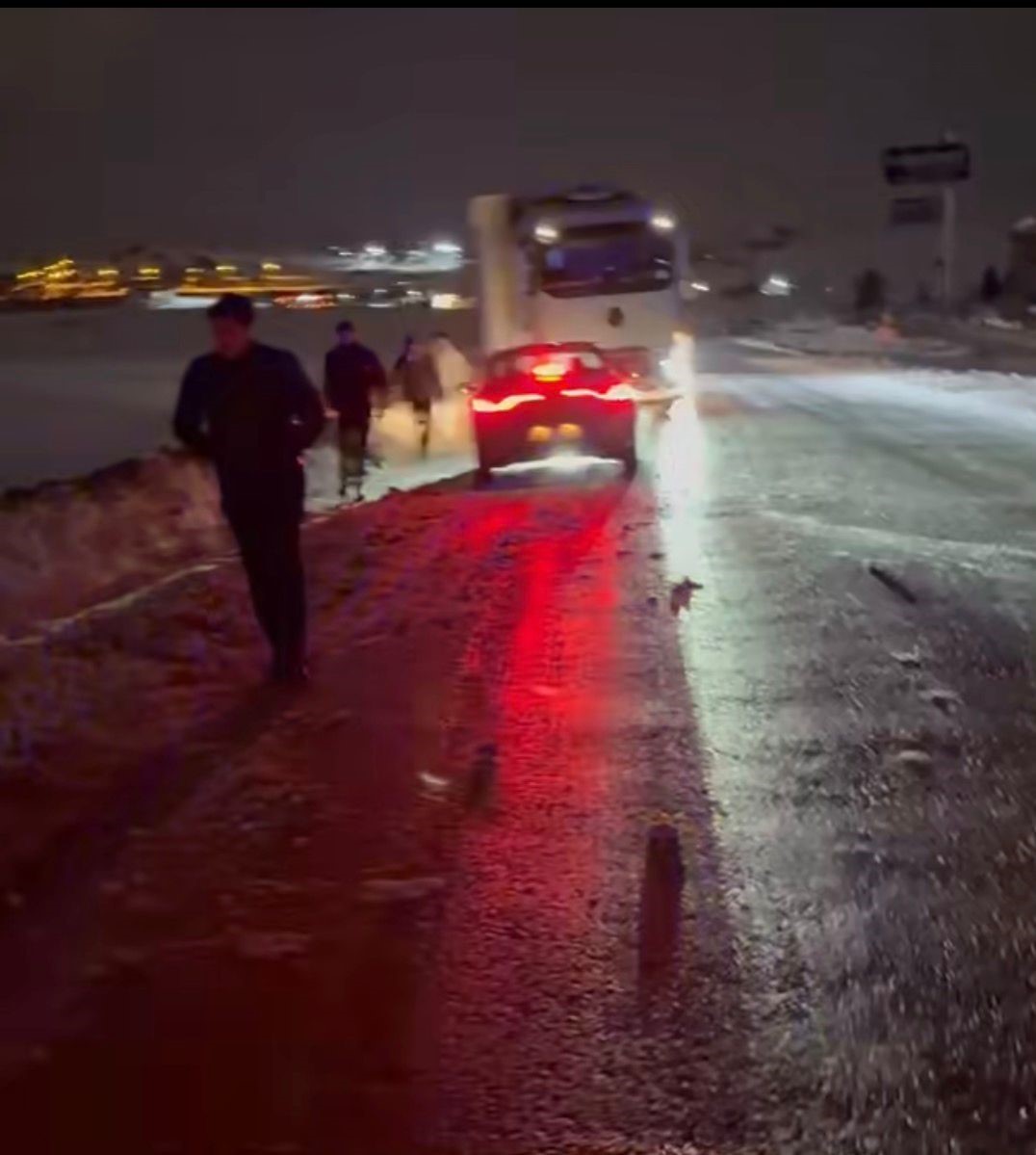 Kangal Termik Santrali işçilerini taşıyan servis  kaza yaptı: 6 işçi yaralandı
