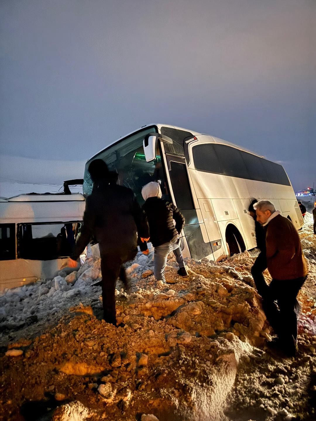 Kangal Termik Santrali işçilerini taşıyan servis  kaza yaptı: 6 işçi yaralandı
