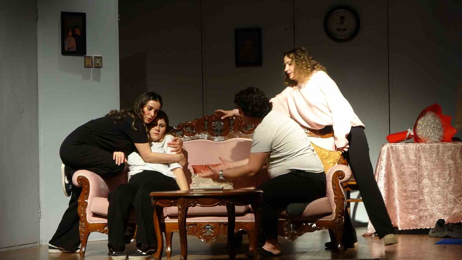 Kanseri yendi, kendi hayatını yazıp oynadı
