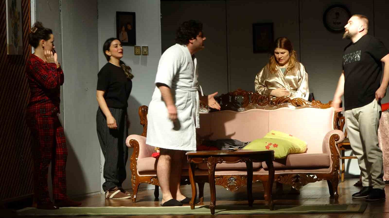 Kanseri yendi, kendi hayatını yazıp oynadı
