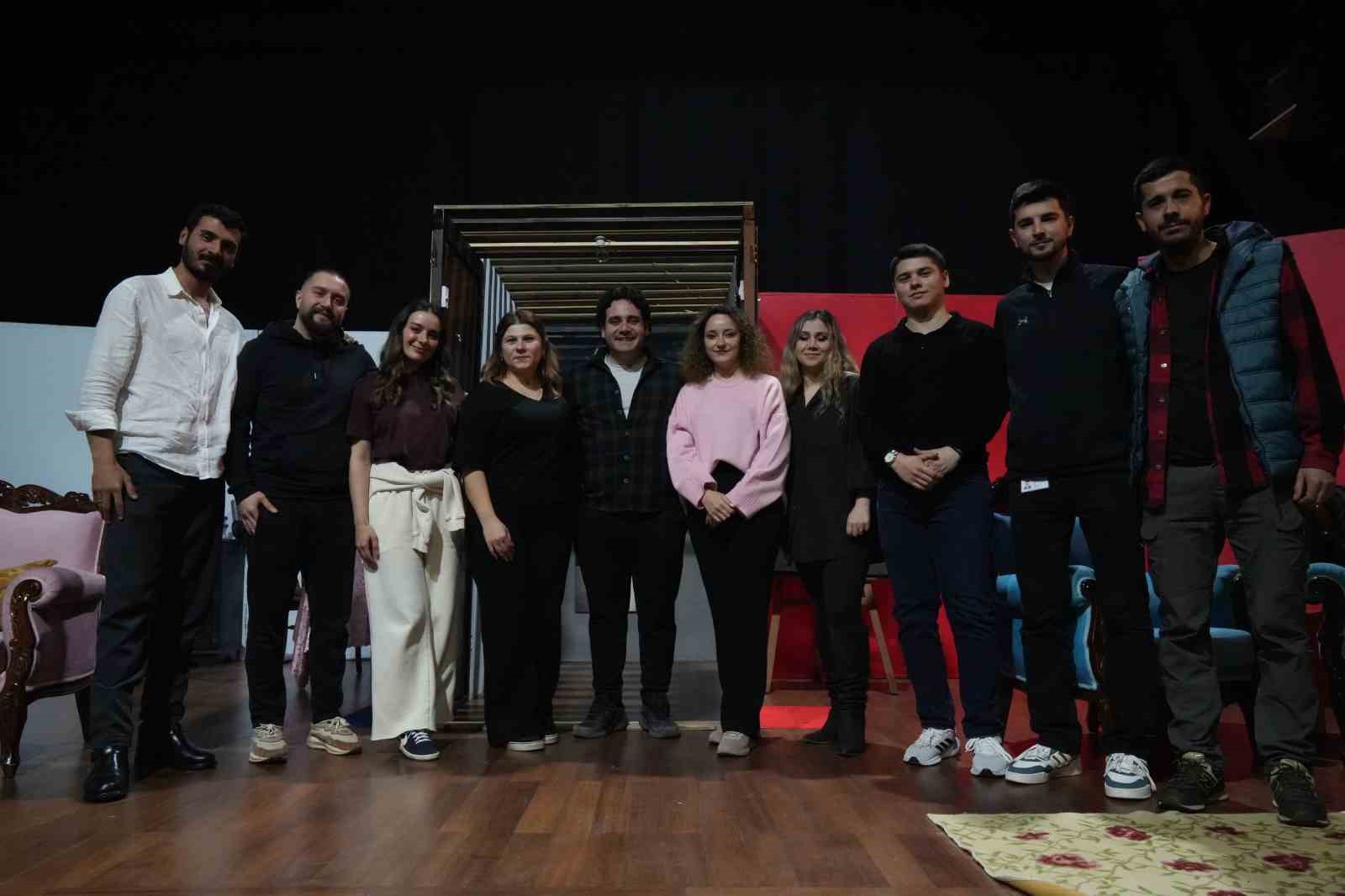 Kanseri yendi, kendi hayatını yazıp oynadı
