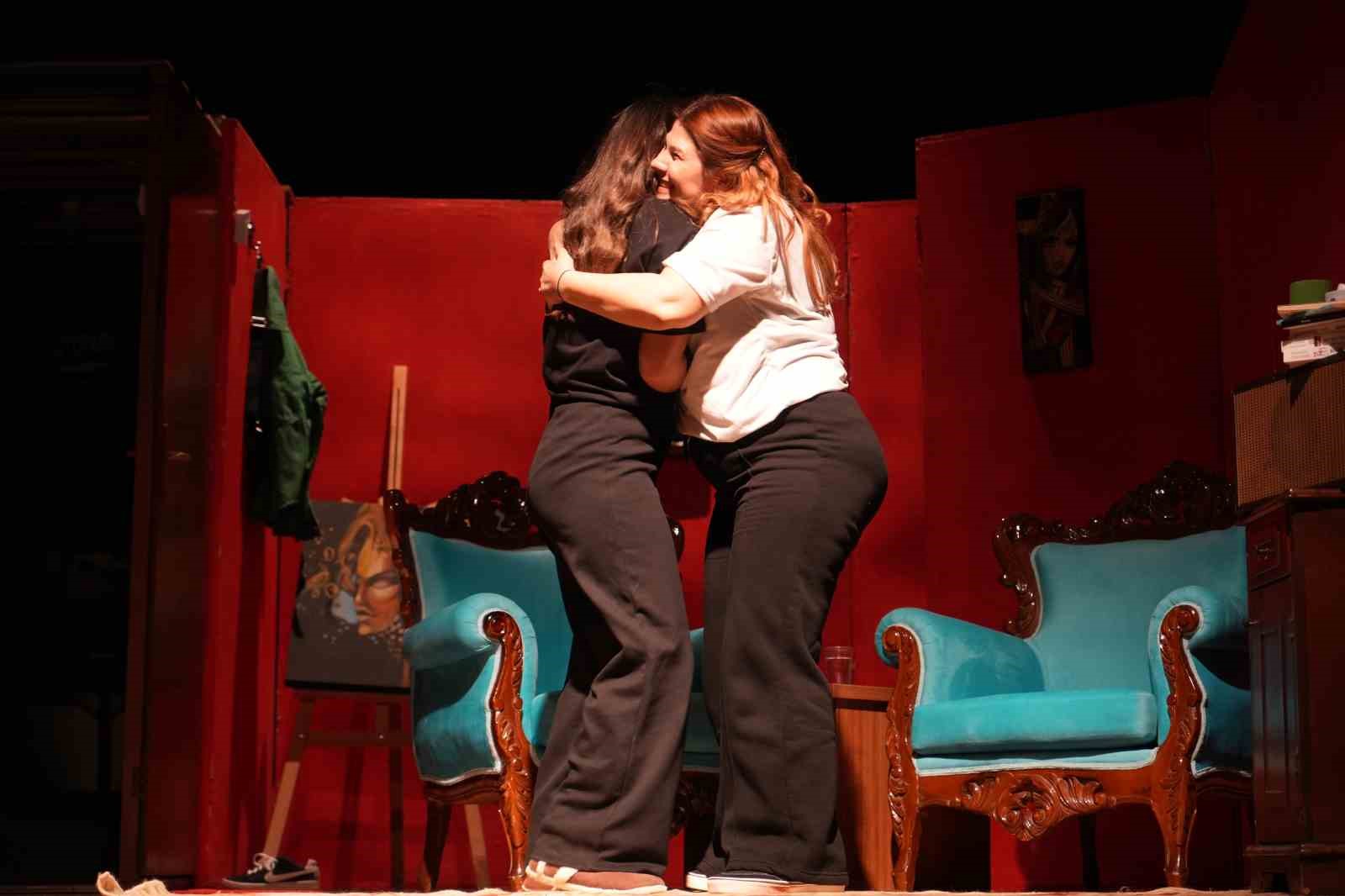 Kanseri yendi, kendi hayatını yazıp oynadı
