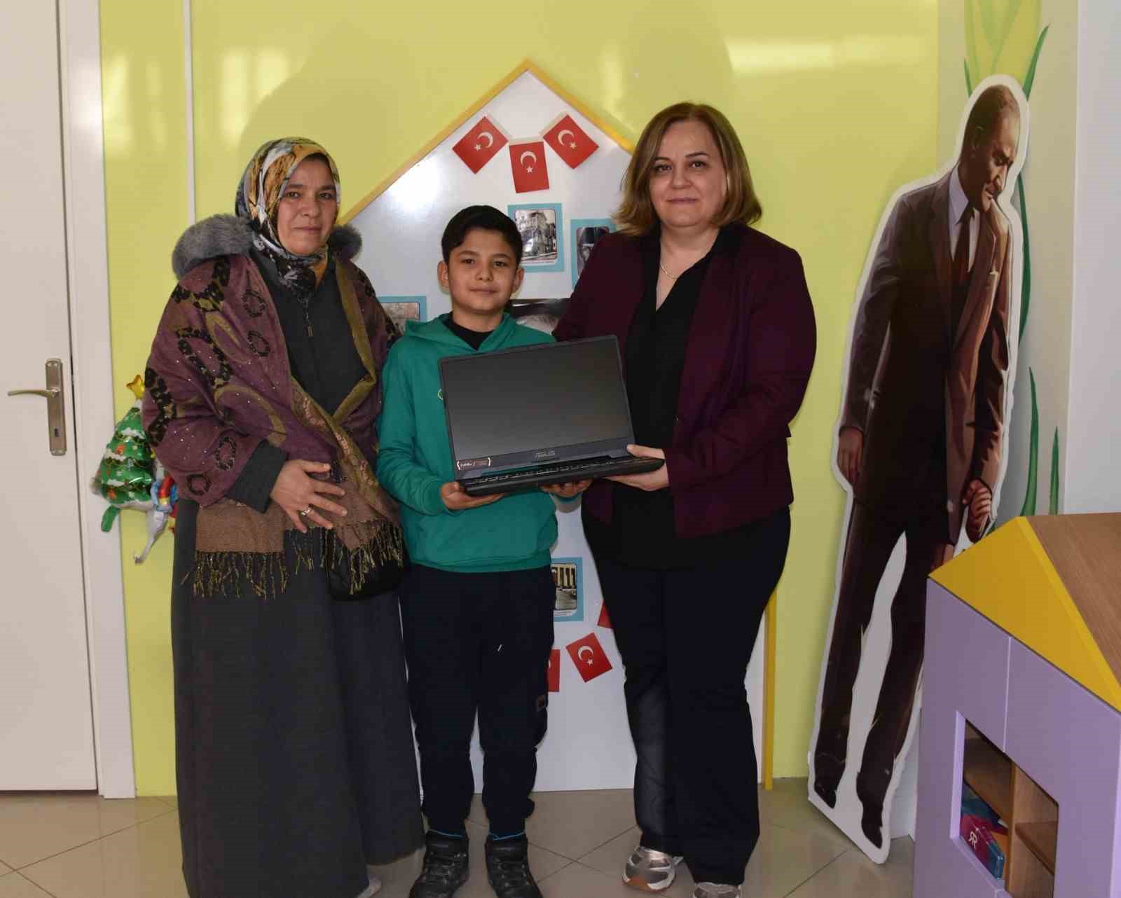 Kanseri yenen küçük çocuğun bilgisayar hayali gerçek oldu
