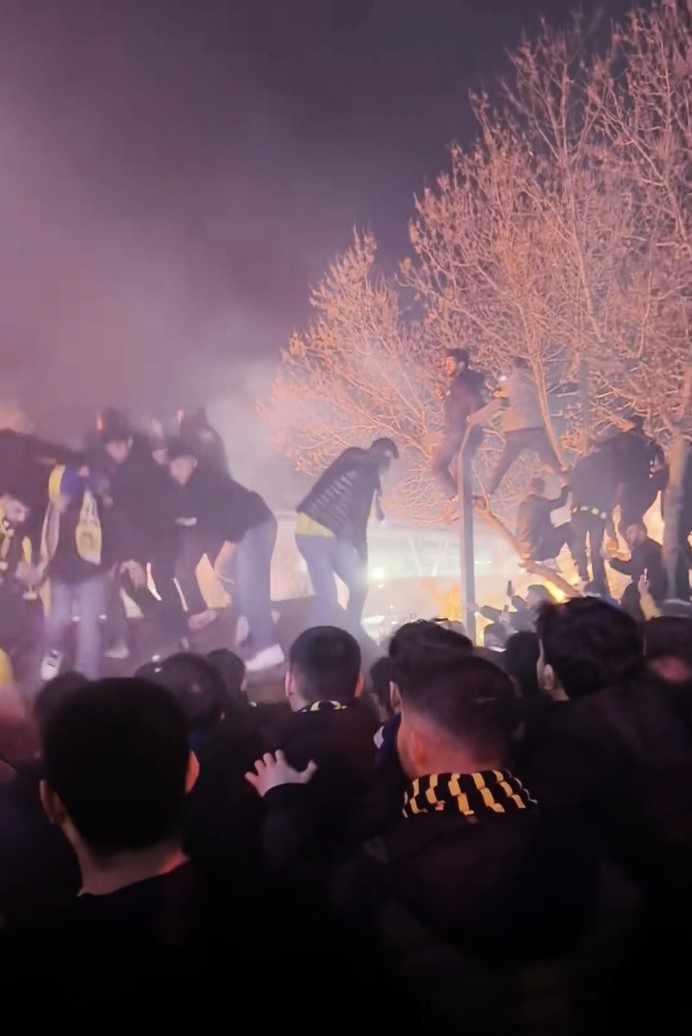 Kante’yi karşılamak isteyen taraftarların çıktığı çardak çöktü: O anlar kamerada
