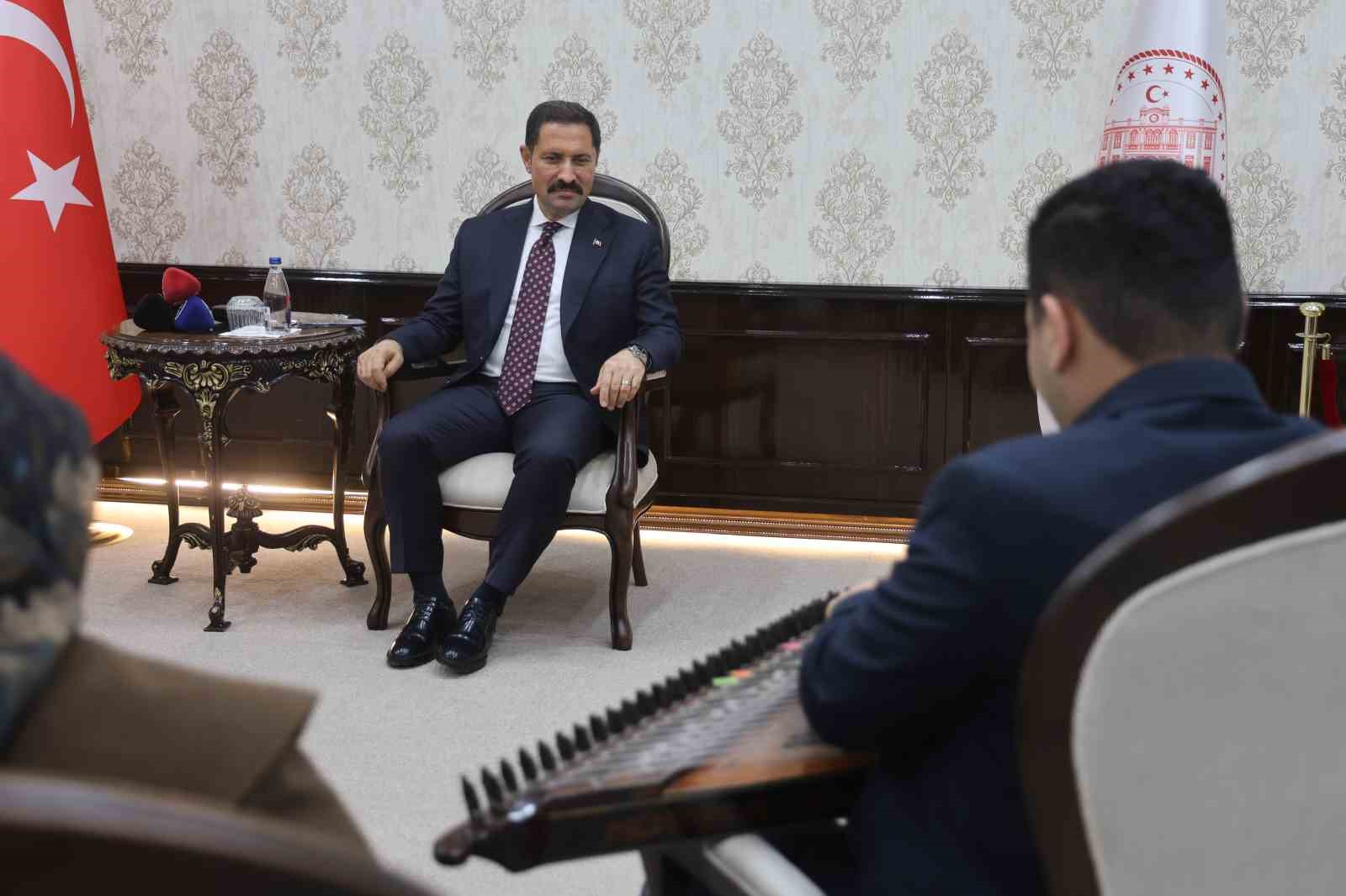 Kanunu ve eşsiz ses yeteneğiyle kulakların pasını silen otizmli Ertuğrul’dan valiyi mest eden mini konser
Kanunu ve eşsiz ses yeteneğiyle kulakların pasını silen otizmli Ertuğrul’dan valiyi mest eden mini konser