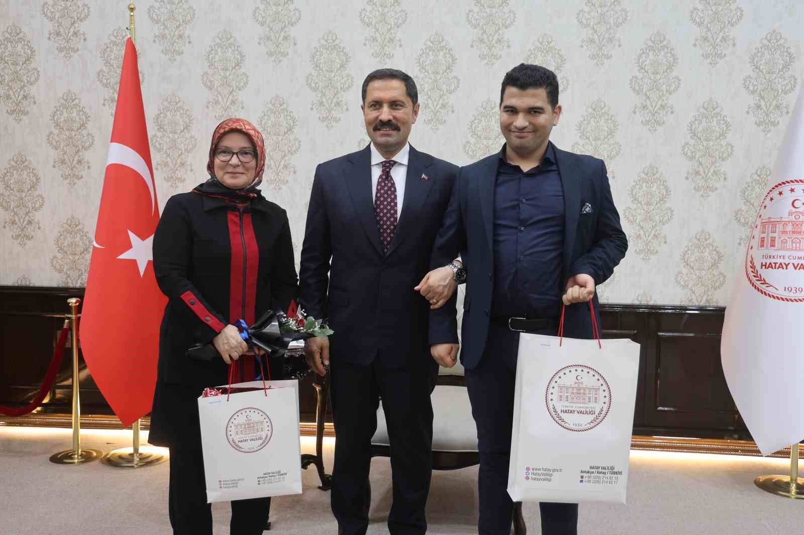 Kanunu ve eşsiz ses yeteneğiyle kulakların pasını silen otizmli Ertuğrul’dan valiyi mest eden mini konser
Kanunu ve eşsiz ses yeteneğiyle kulakların pasını silen otizmli Ertuğrul’dan valiyi mest eden mini konser