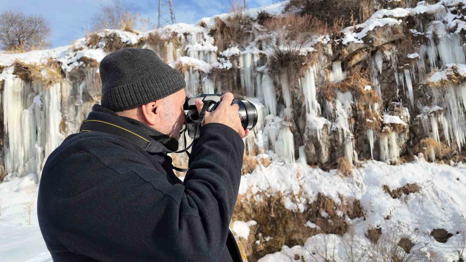 Kanyonda oluşan metrelerce boydaki buz sarkıtları görsel şölen sunuyor
