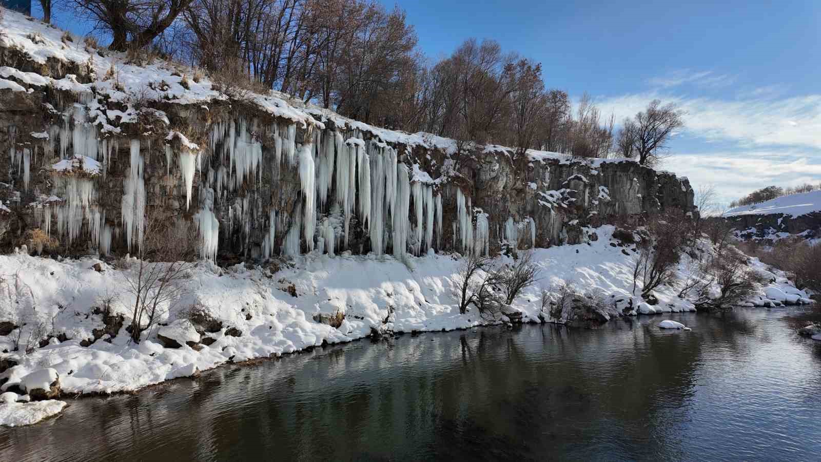 Kanyonda oluşan metrelerce boydaki buz sarkıtları görsel şölen sunuyor
