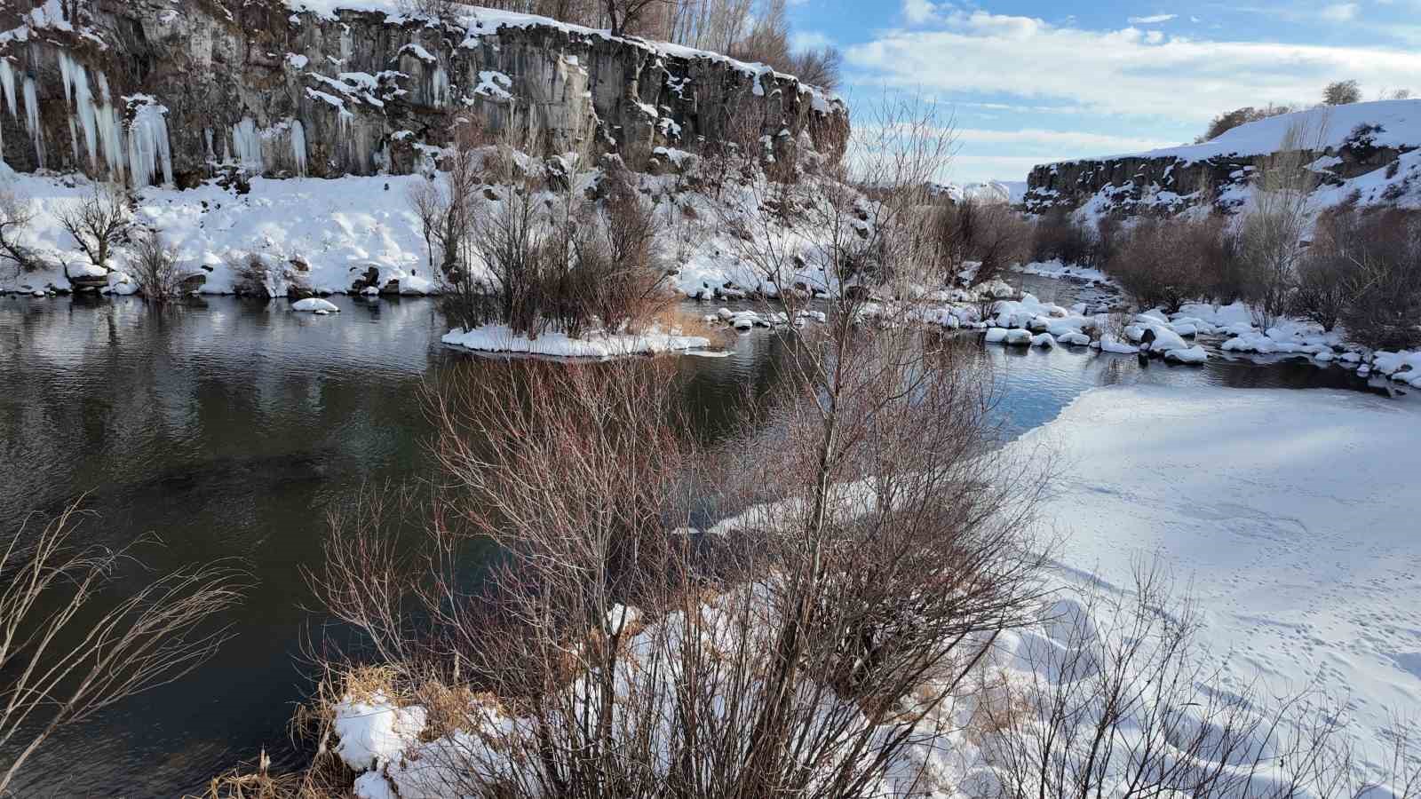 Kanyonda oluşan metrelerce boydaki buz sarkıtları görsel şölen sunuyor
