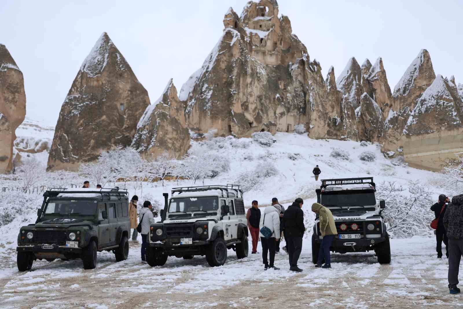 Kapadokya kar altında kartpostallık görüntüler oluştu

