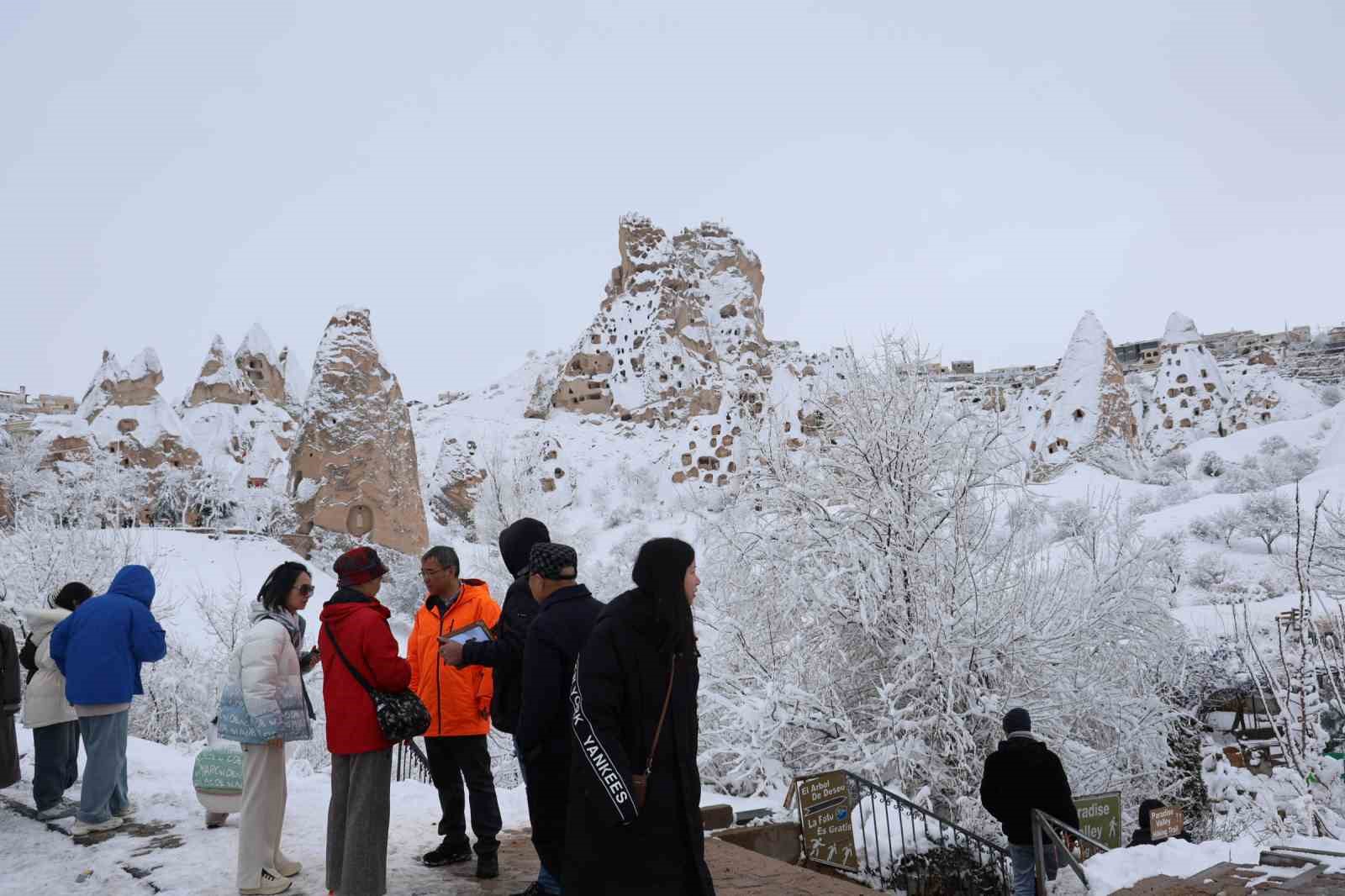Kapadokya kar altında kartpostallık görüntüler oluştu
