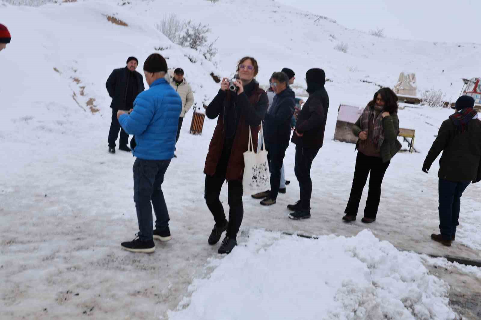 Kapadokya kar altında kartpostallık görüntüler oluştu
