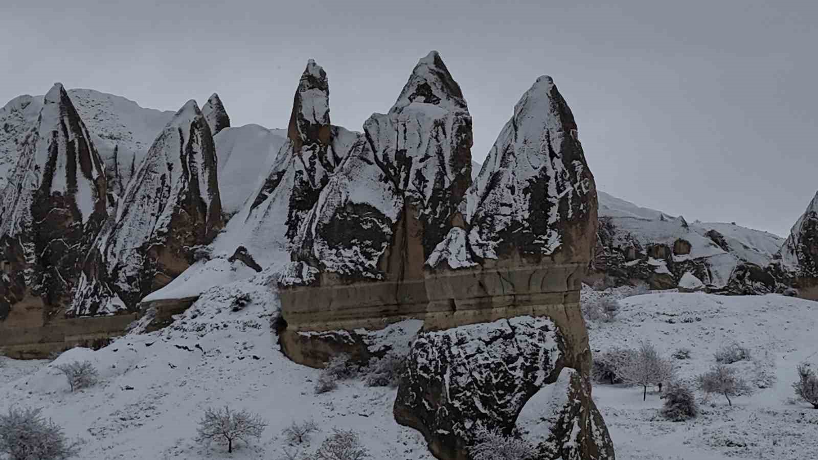 Kapadokya kar altında kartpostallık görüntüler oluştu
