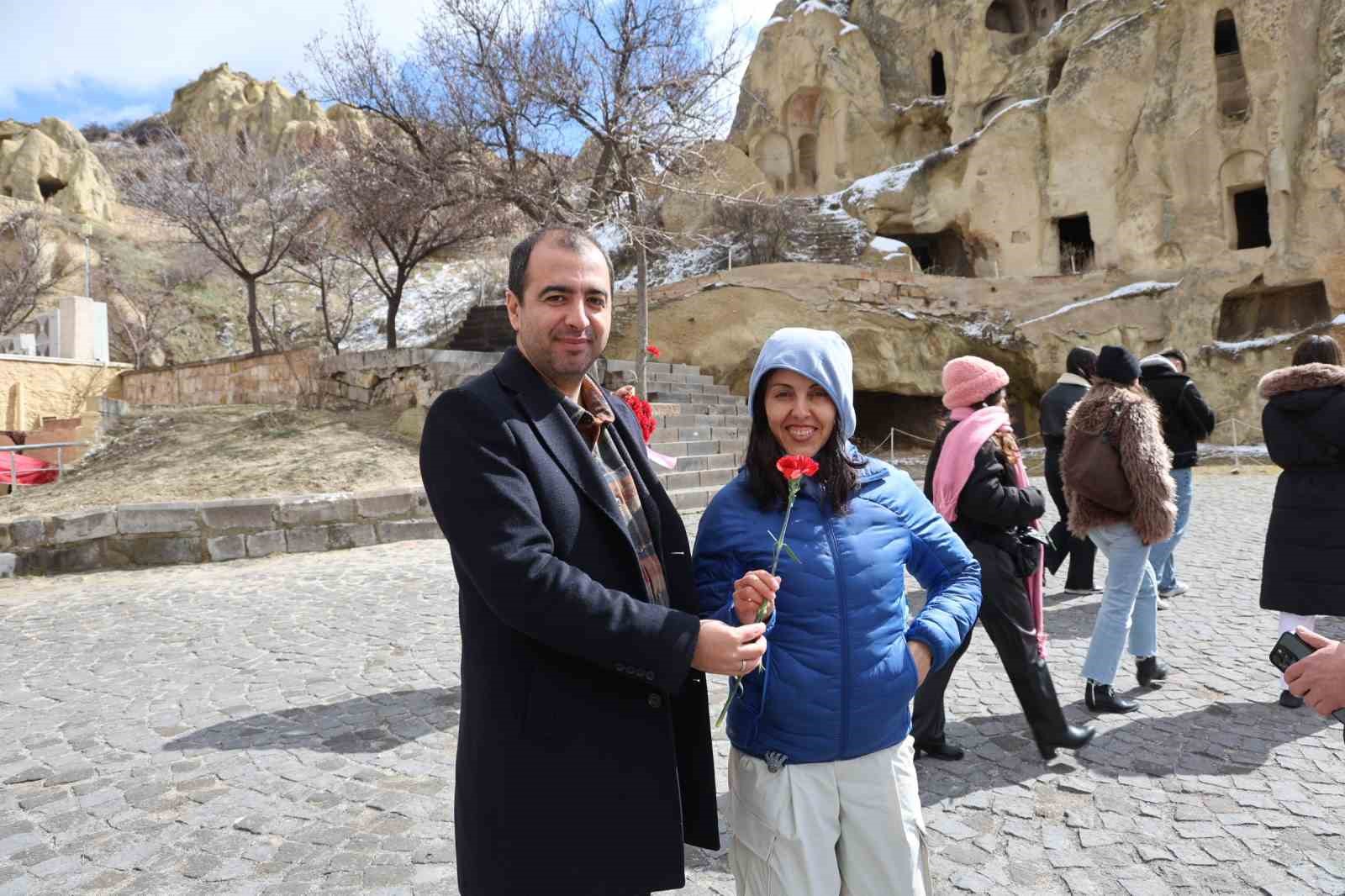 Kapadokya’da kadın turistlere çiçekli 8 Mart sürprizi
