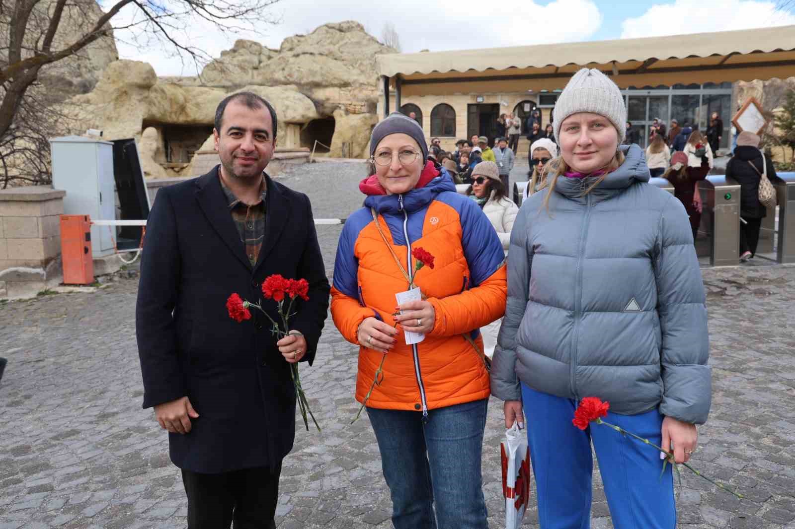Kapadokya’da kadın turistlere çiçekli 8 Mart sürprizi
