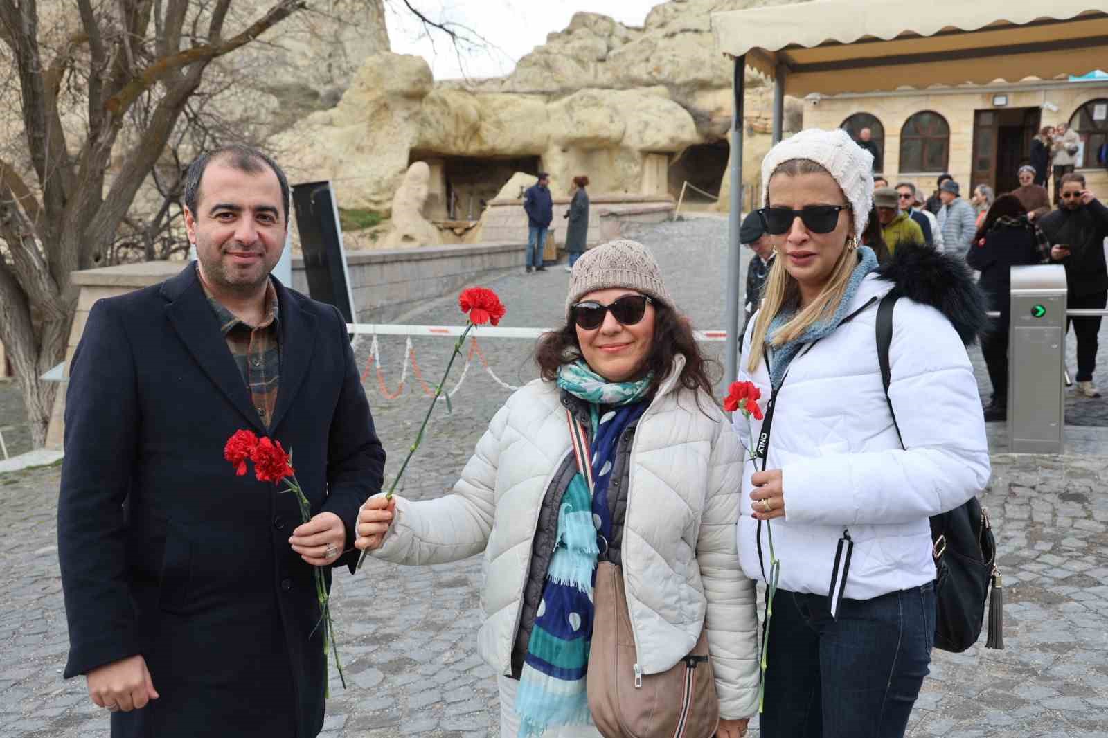 Kapadokya’da kadın turistlere çiçekli 8 Mart sürprizi
