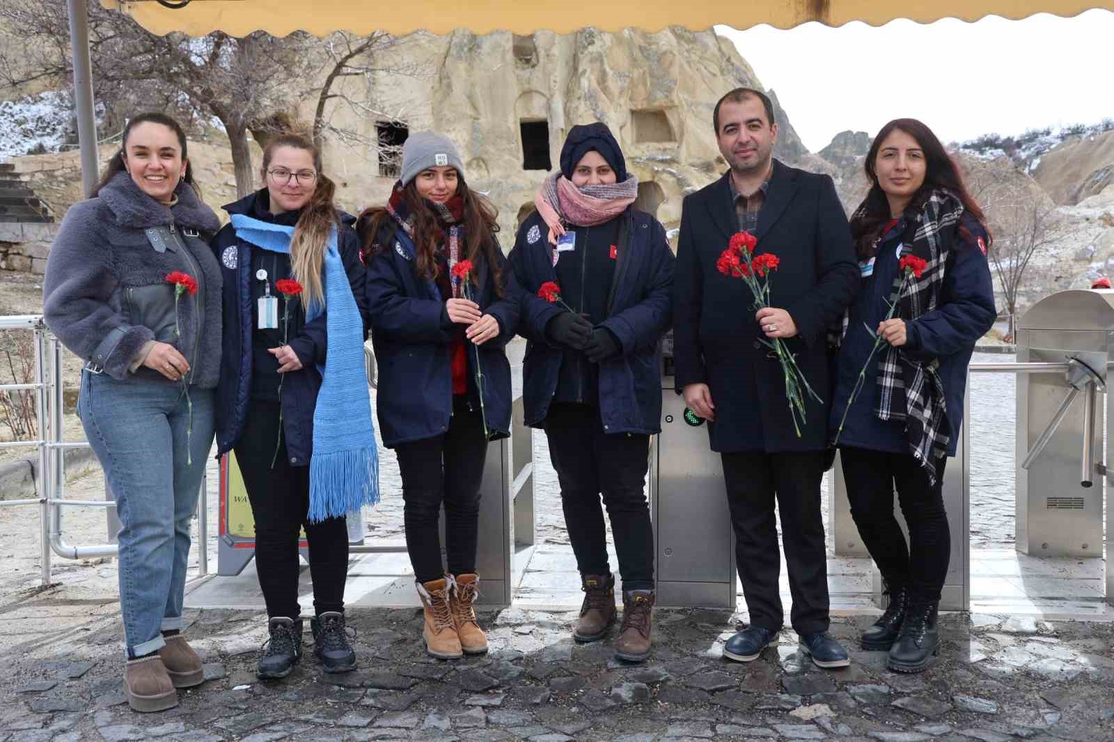 Kapadokya’da kadın turistlere çiçekli 8 Mart sürprizi
