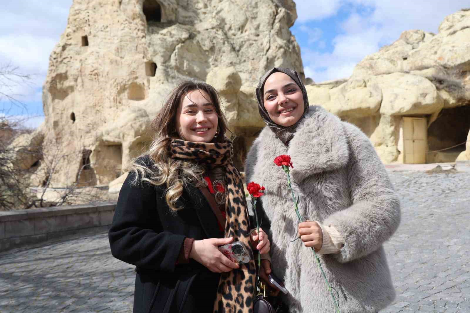 Kapadokya’da kadın turistlere çiçekli 8 Mart sürprizi
