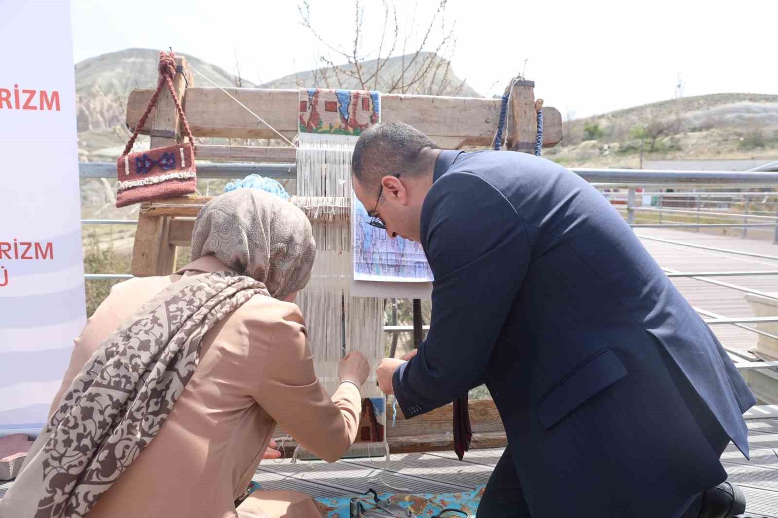Kapadokya’da turistler halı dokuyup çanak yaptı
