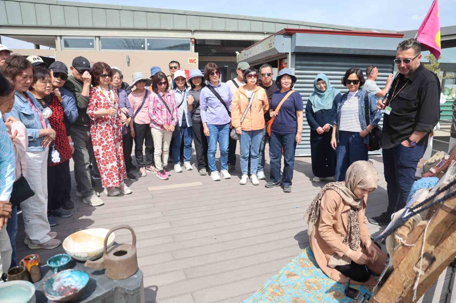 Kapadokya’da turistler halı dokuyup çanak yaptı
