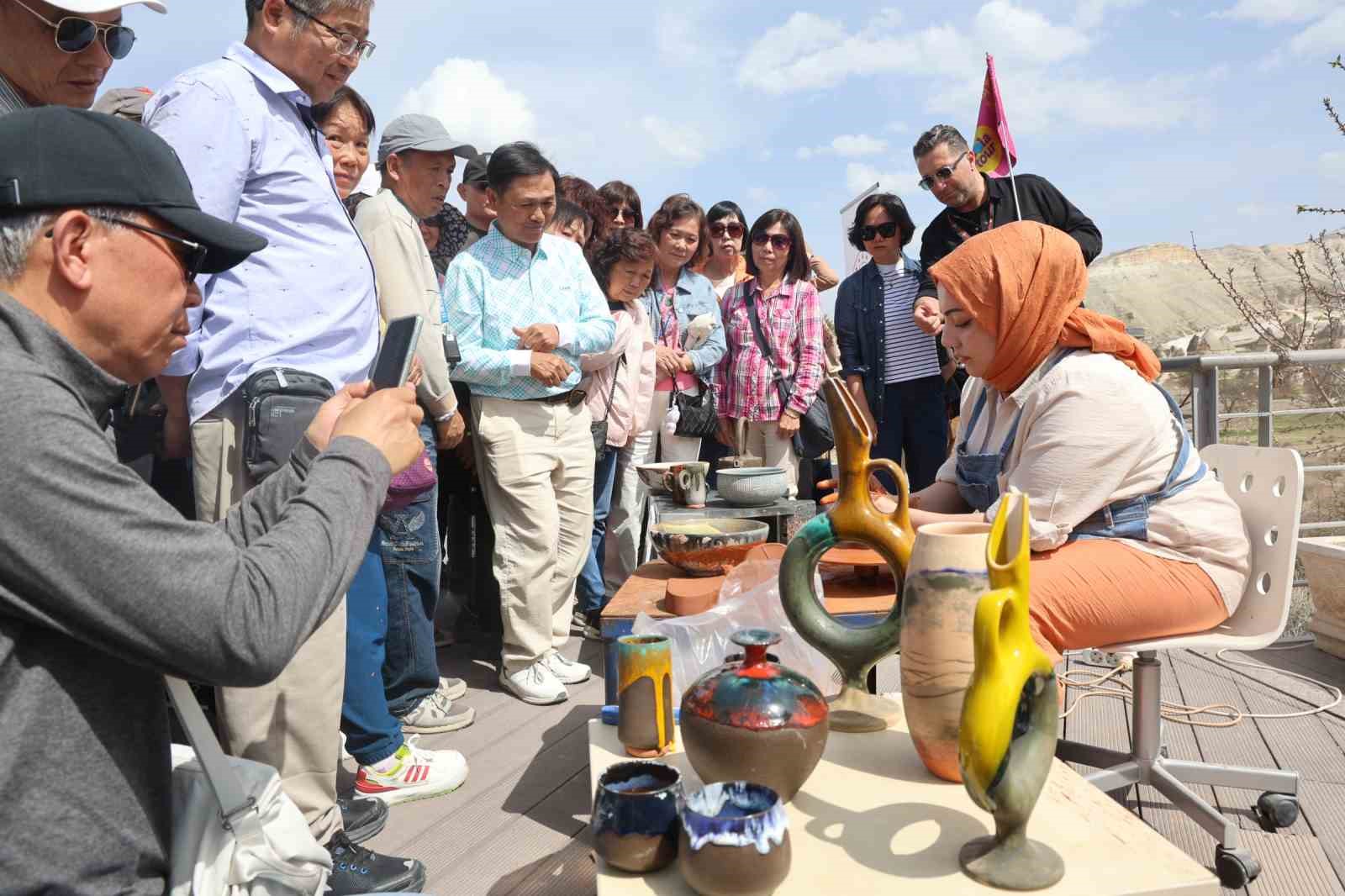 Kapadokya’da turistler halı dokuyup çanak yaptı
