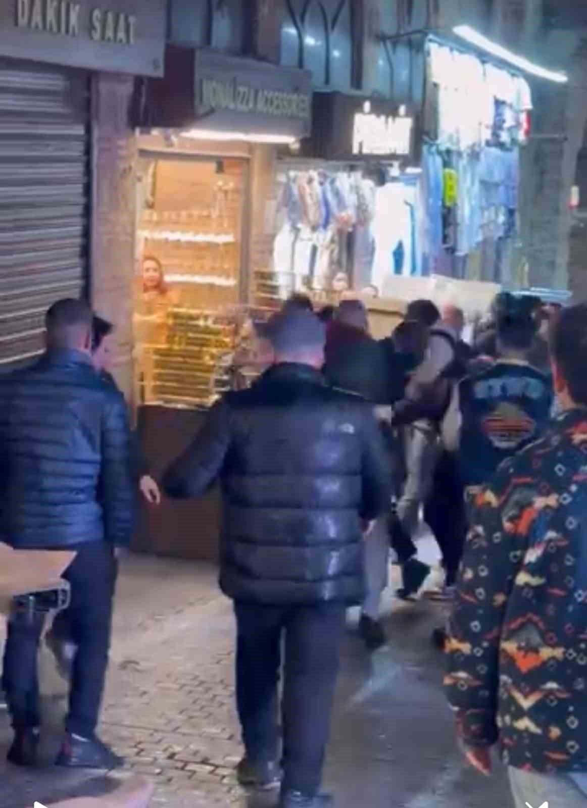 Kapalı Çarşı’da meydan muharebesi... Onlarca kişi birbirine girdi
