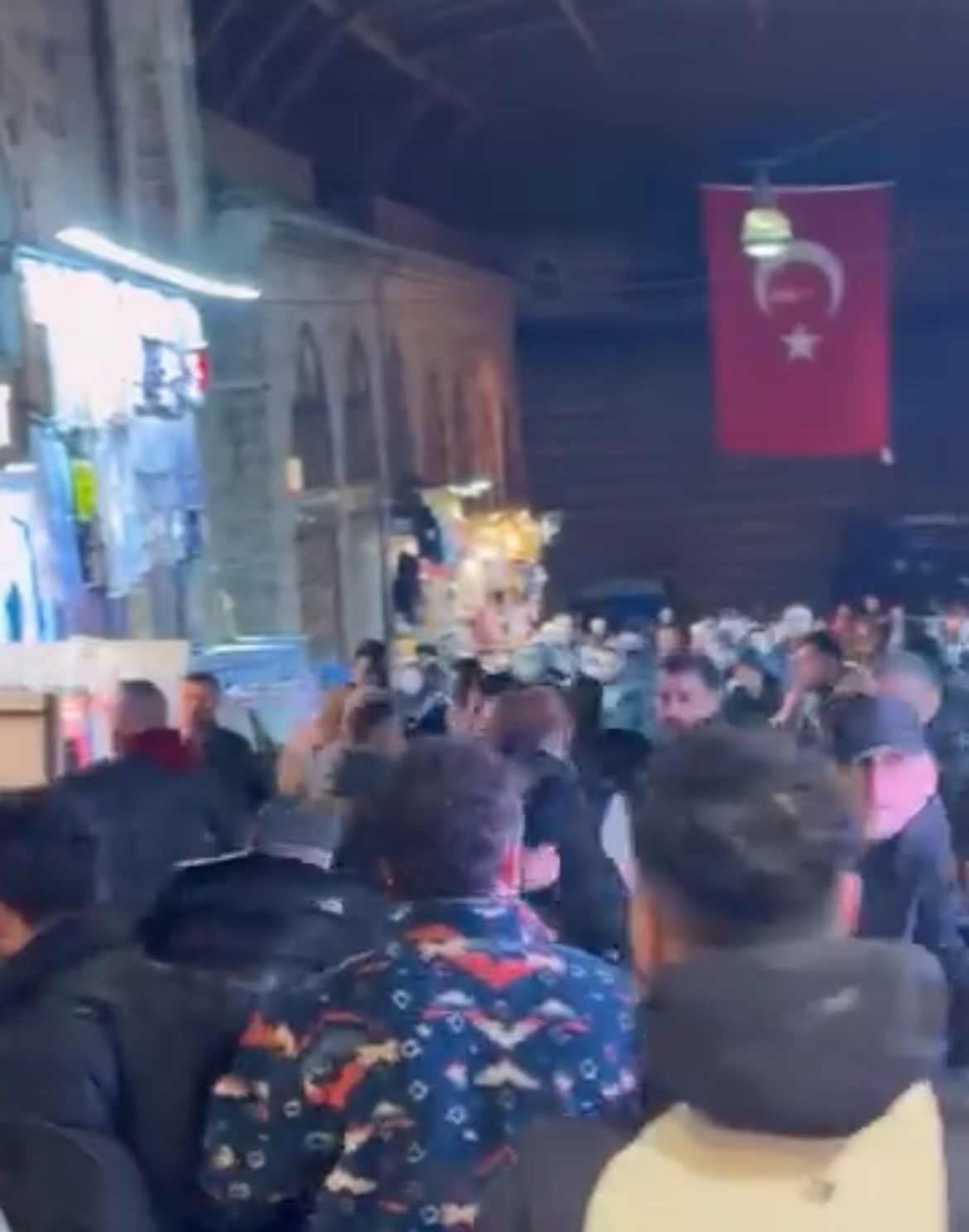 Kapalı Çarşı’da meydan muharebesi... Onlarca kişi birbirine girdi
