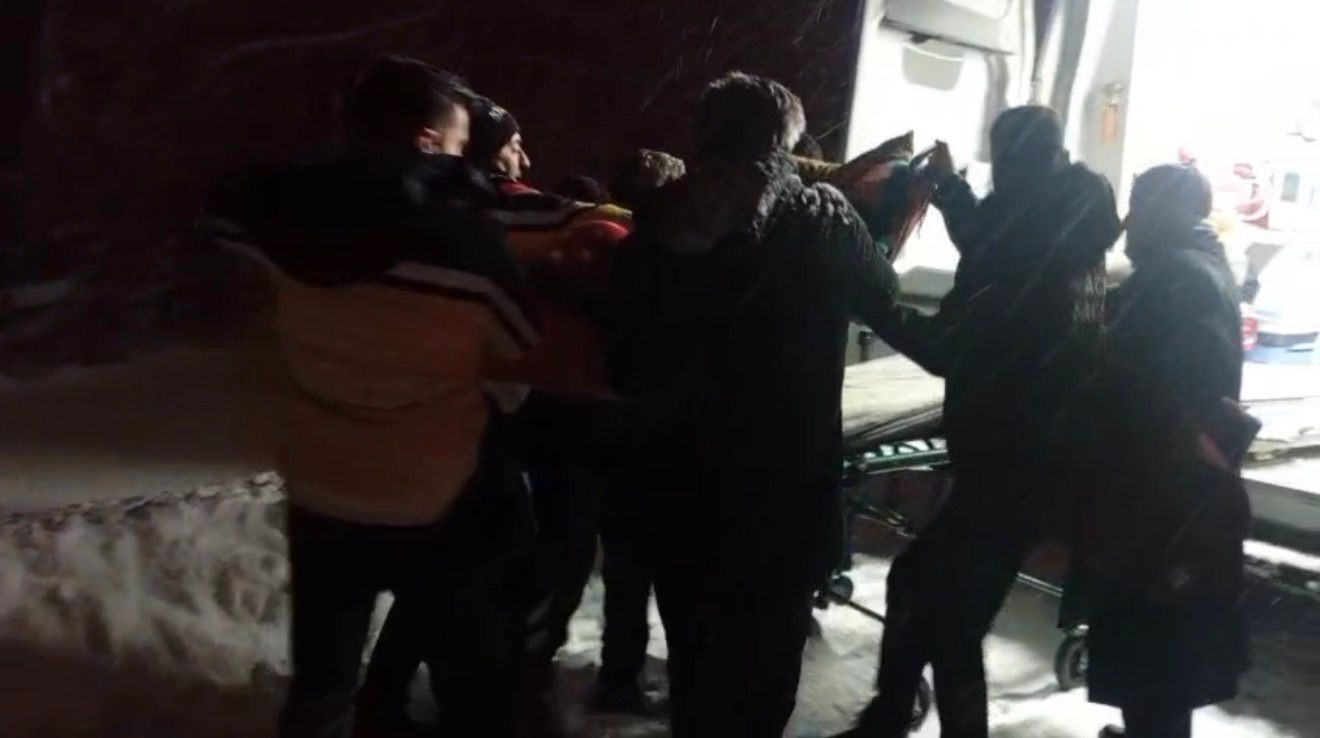 Kapalı köy yolu açıldı, 72 yaşındaki hasta hastaneye ulaştırıldı
