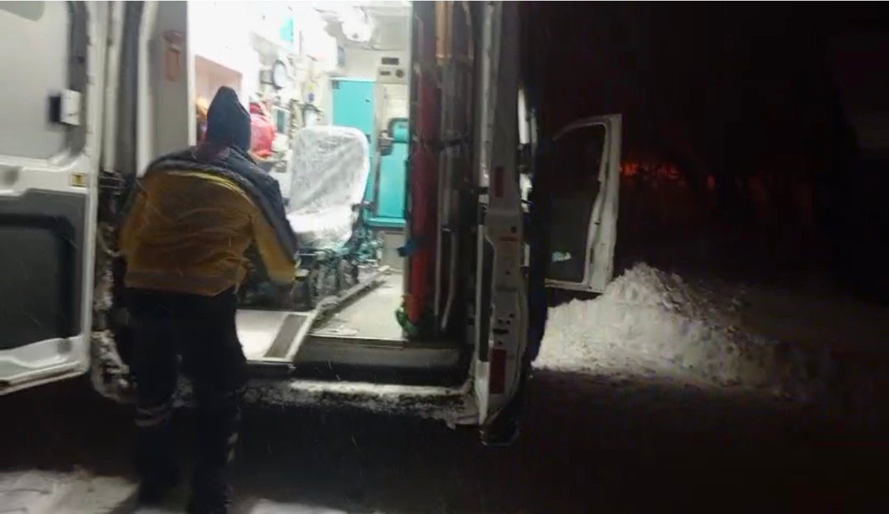 Kapalı köy yolu açıldı, 72 yaşındaki hasta hastaneye ulaştırıldı
