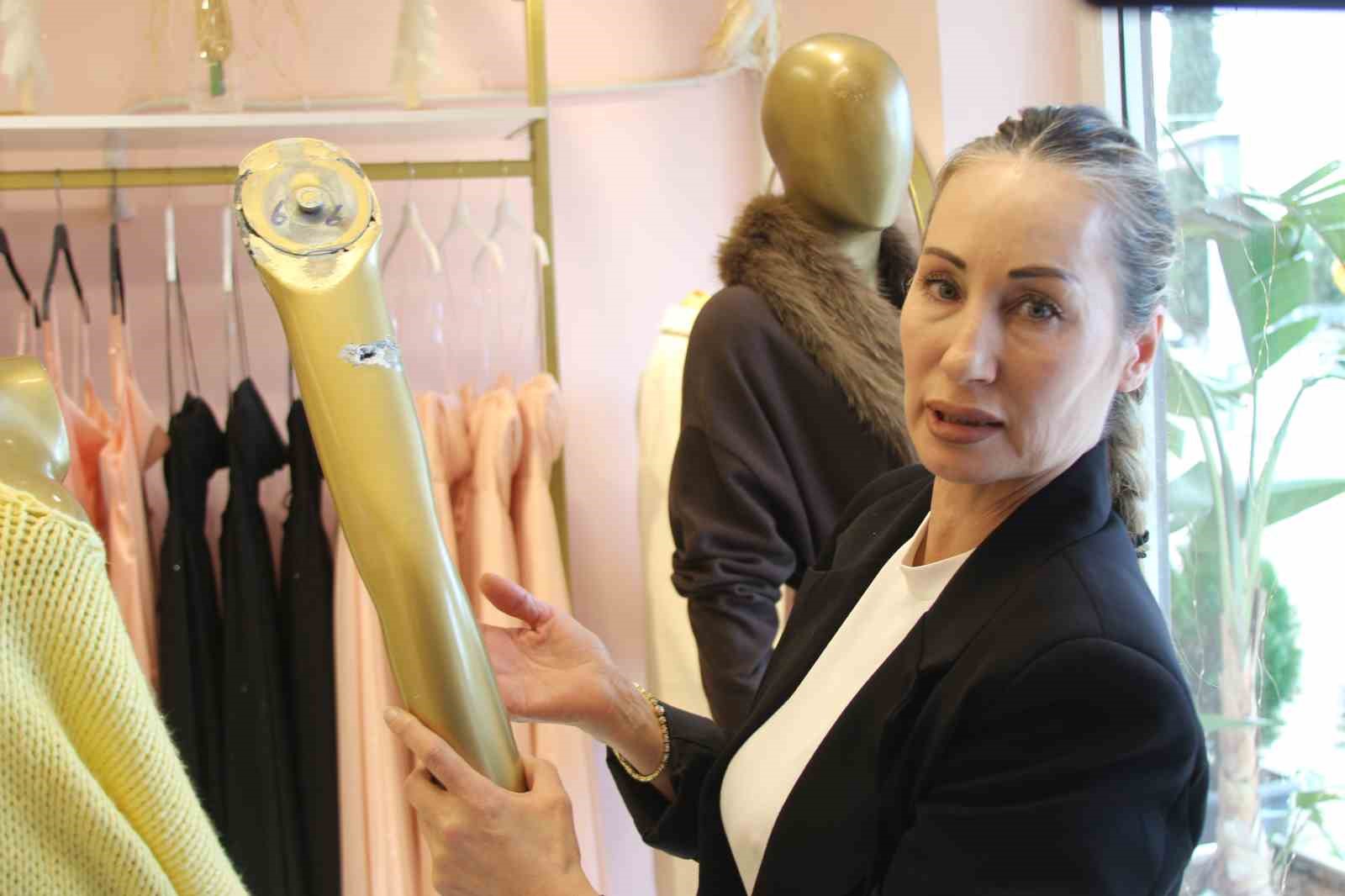 Kapalı mağazaya kurşun yağdırdılar: Esnaf kadın korku içinde
