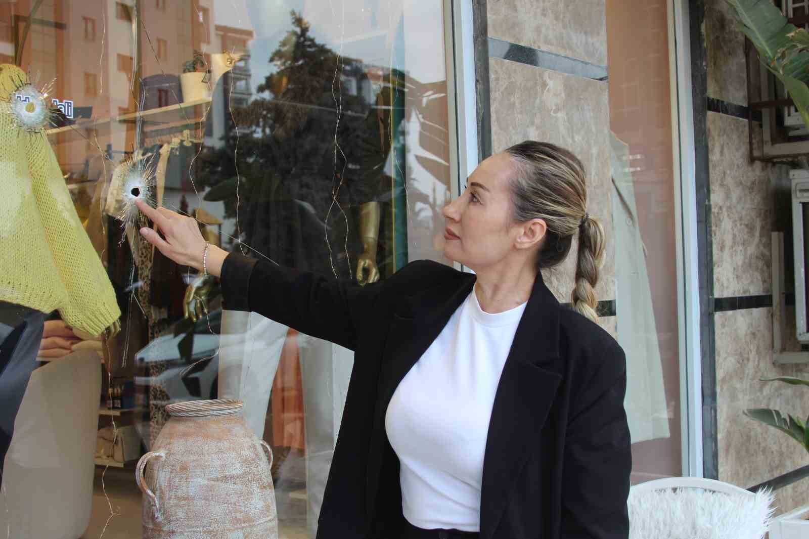 Kapalı mağazaya kurşun yağdırdılar: Esnaf kadın korku içinde
