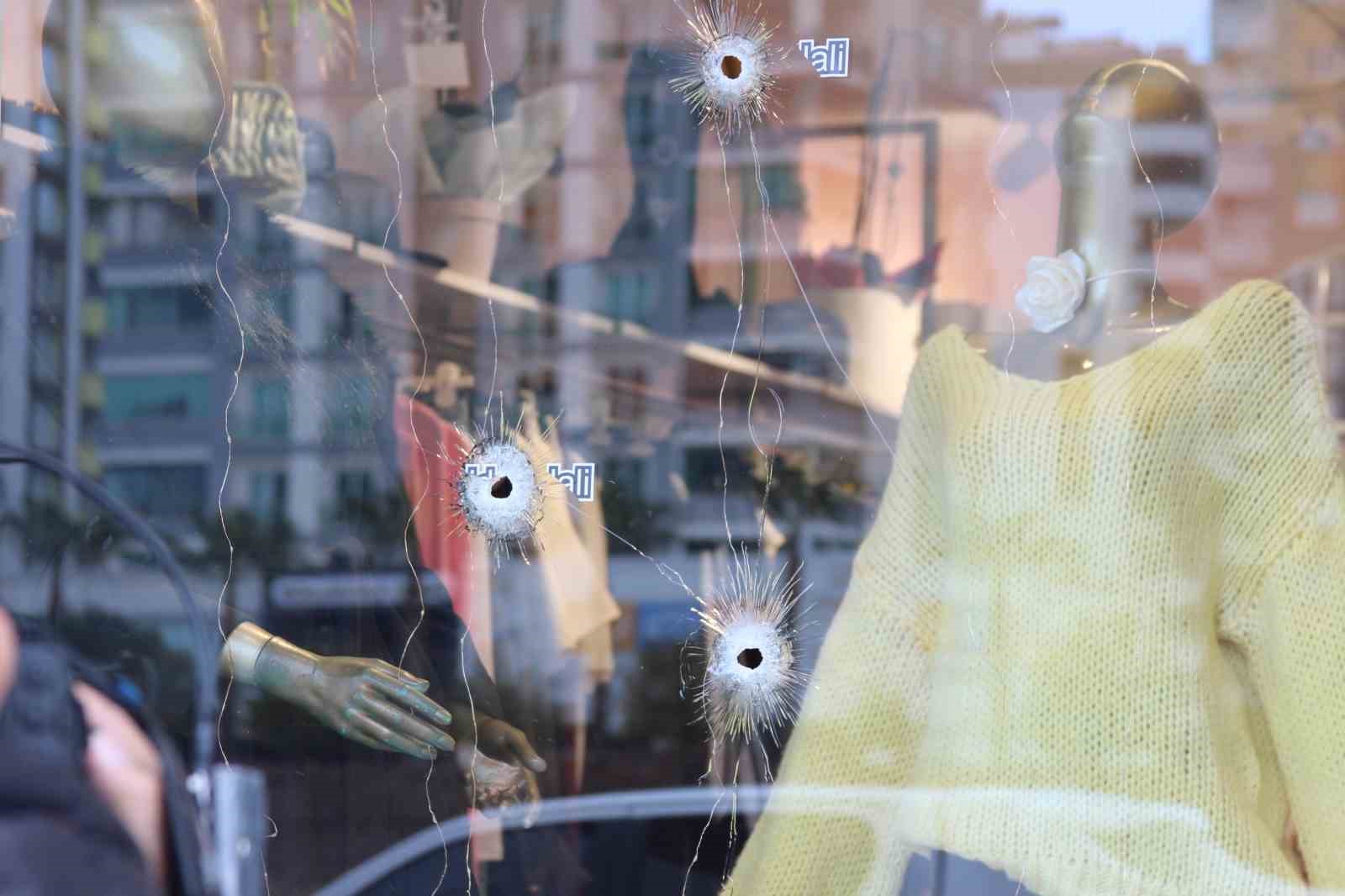 Kapalı mağazaya kurşun yağdırdılar: Esnaf kadın korku içinde
